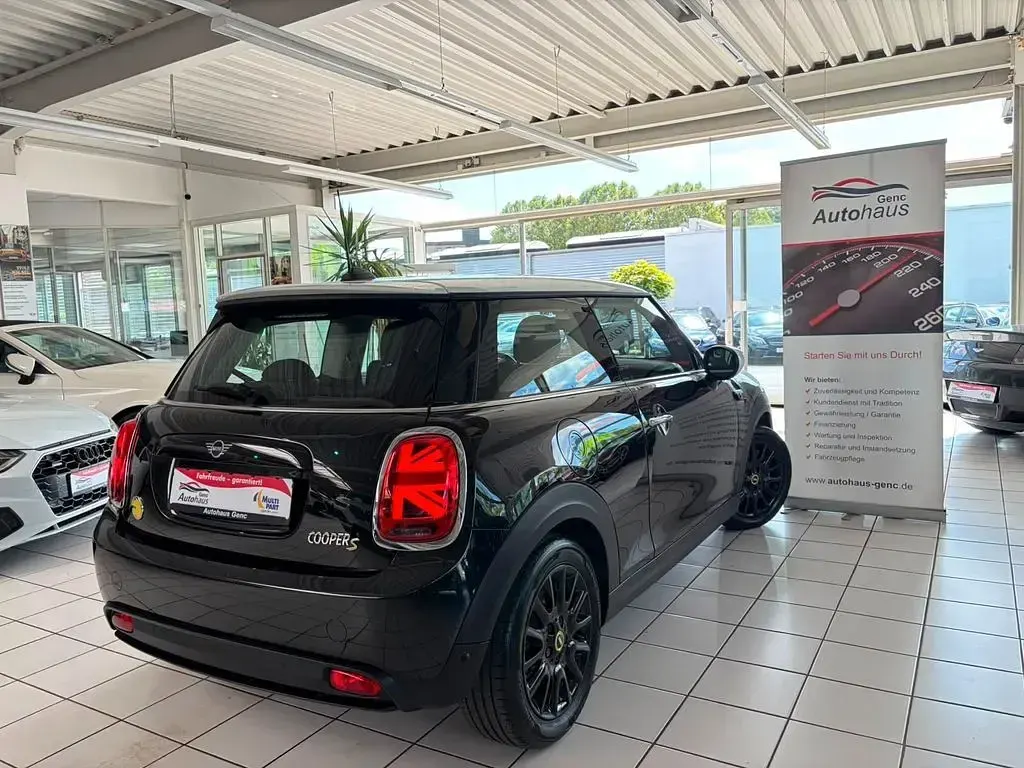 Gebraucht Mini Cooper SE Classic 135 kW (184 PS) 2023 Schwarz Kleinwagen
