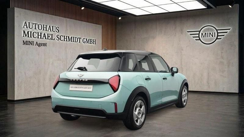 Second-hand Mini Cooper 114 kW (156 CP) 2025 Verde Hatchback