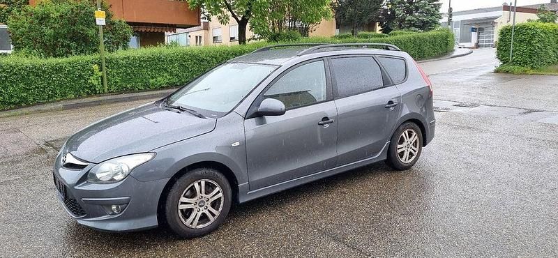Gebraucht Hyundai i30 105 PS (77 kW) 2011 Grau Kombi