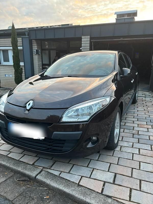Braun Gebraucht 2011 Renault Mégane III Dynamique Limousine | 2.500 € (Guter Preis) - Bild 1/4