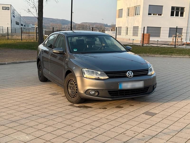 Gebraucht VW Jetta 105 PS (77 kW) 2011 Grau Limousine