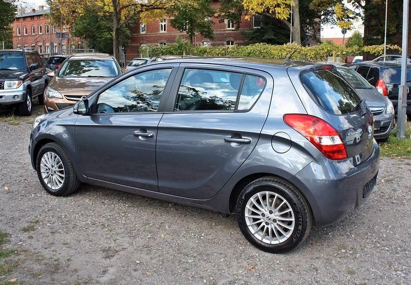 Gebraucht Hyundai i20 Life 77 PS (56 kW) 2011 Grau Limousine