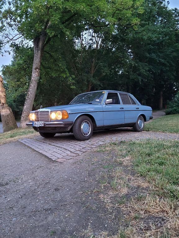 Second-hand Mercedes 200 60 CP (44 kW) 1982 Albastru Berlinǎ