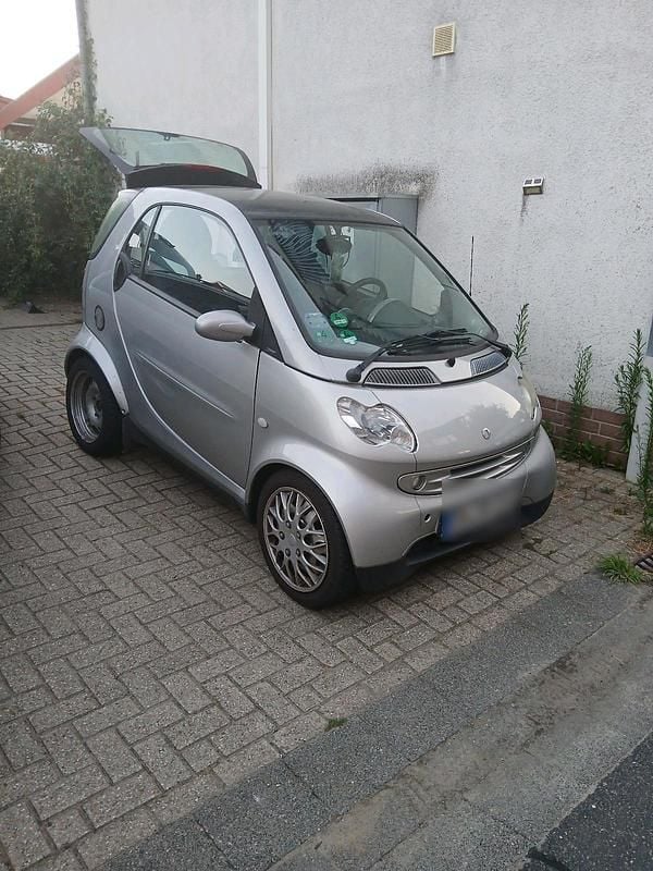 Grau Gebraucht 2004 Smart ForTwo Coupé Coupé | 1.200 € (Superpreis) - Bild 1/4