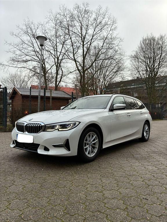 Weiß Gebraucht 2020 BMW 320 Sport Line Kombi | 21.800 € (Teuer) - Bild 1/4