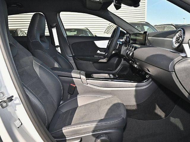 Grau / manufaktur alpingrau Gebraucht 2025 Mercedes A200 AMG line Limousine | 38.900 € - Bild 1/4
