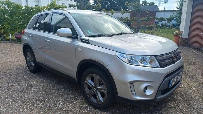Grau Gebraucht 2018 Suzuki Vitara Comfort SUV | 13.800 € (Superpreis) - Bild 1/4