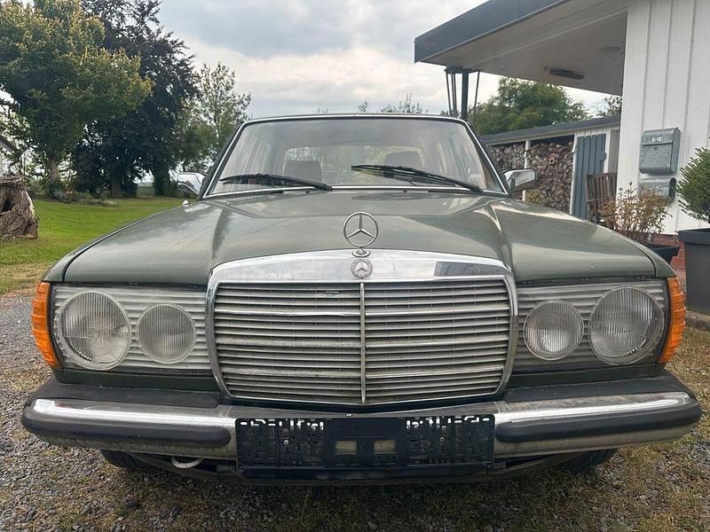 Grün Gebraucht 1982 Mercedes 200 Limousine | 2.499 € - Bild 1/4