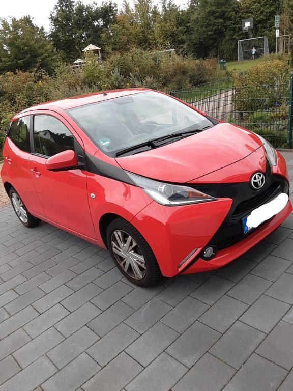 Rot Gebraucht 2015 Toyota Aygo X-play Kleinwagen | 6.600 € (Guter Preis) - Bild 1/4