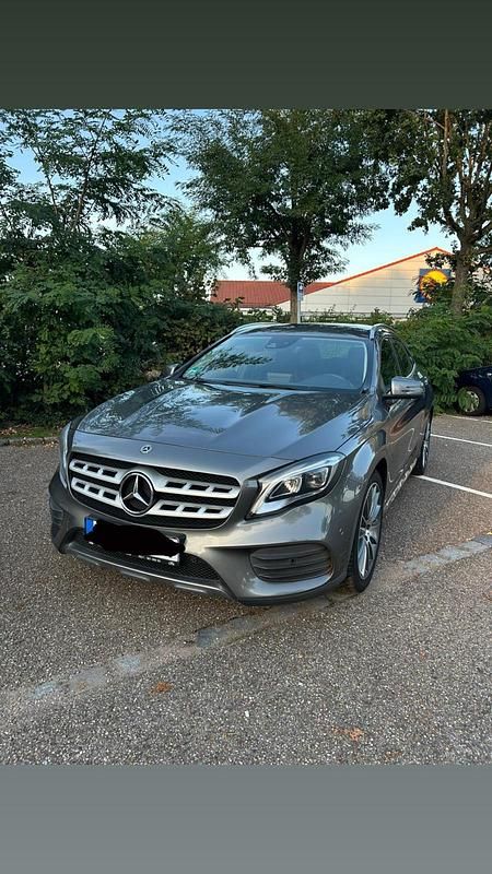 Grau Gebraucht 2018 Mercedes GLA220 Edition 1 SUV | 21.000 € (Fairer Preis) - Bild 1/4