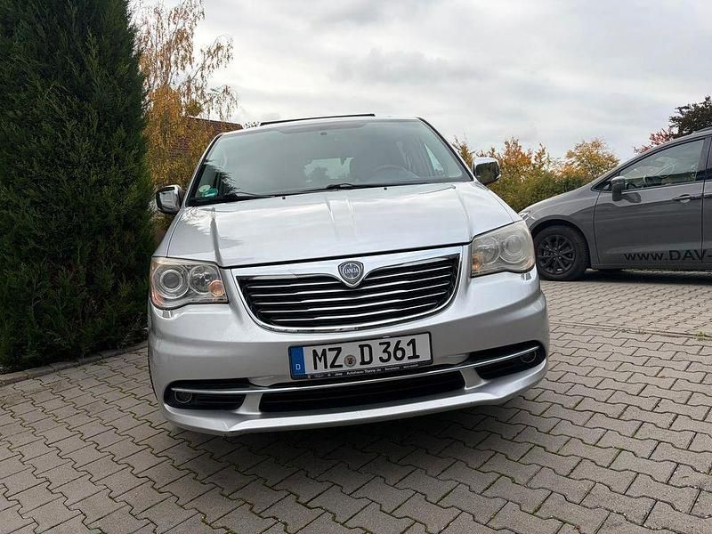Gebraucht Lancia Voyager 163 PS (119 kW) 2011 Silber Van / Kleinbus