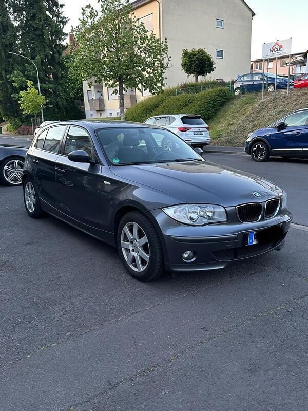 Grau Gebraucht 2006 BMW 120 Kleinwagen | 2.750 € (Guter Preis) - Bild 1/4