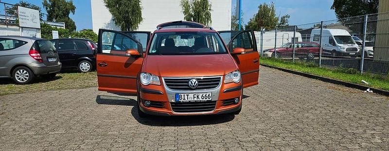 Orange Gebraucht 2007 VW Touran Cross Van / Kleinbus | 3.999 € (Etwas zu teuer) - Bild 1/4