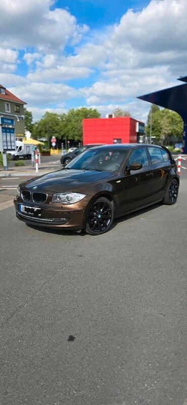 Braun Gebraucht 2010 BMW 120 Kleinwagen | 5.999 € (Etwas zu teuer) - Bild 1/4