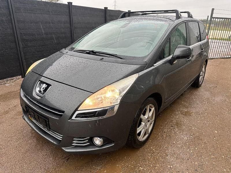 Grau Gebraucht 2011 Peugeot 5008 Premium Limousine | 2.900 € (Etwas zu teuer) - Bild 1/4