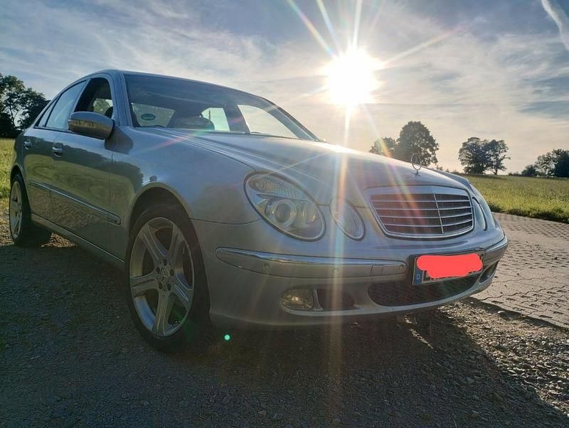 Silber Gebraucht 2004 Mercedes E320 Elegance Limousine | 4.200 € (Guter Preis) - Bild 1/4