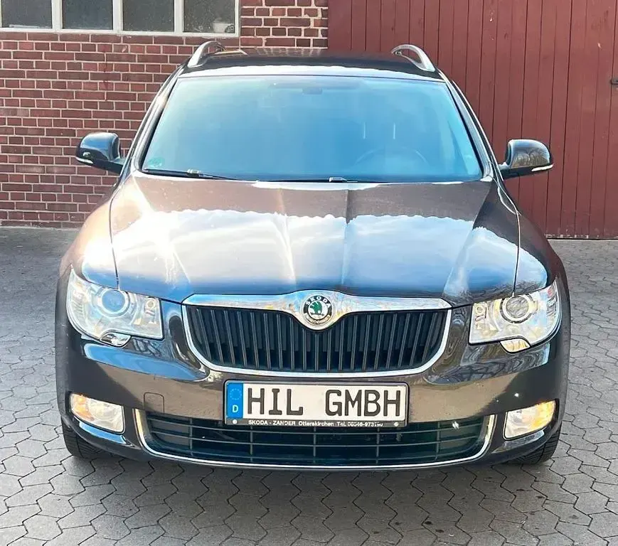 Gebraucht Skoda Superb Family 160 PS (117 kW) 2011 Braun Kombi