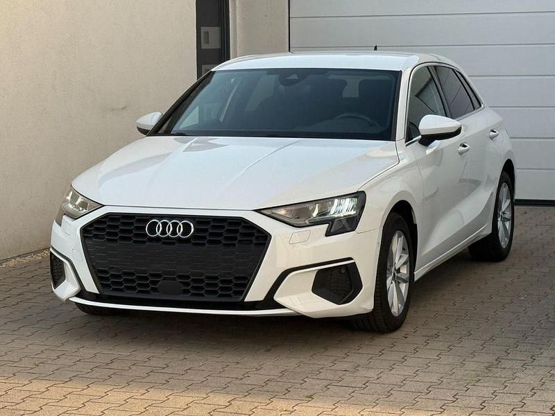 Weiß Gebraucht 2020 Audi A3 Sportback Sport Limousine | 22.500 € (Etwas zu teuer) - Bild 1/4