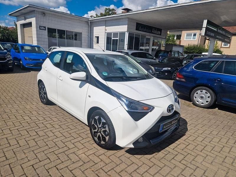 Weiß Gebraucht 2018 Toyota Aygo Connect Style Kleinwagen | 8.499 € (Fairer Preis) - Bild 1/4