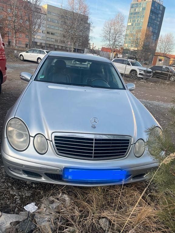 Silber Gebraucht 2003 Mercedes E220 Classic Limousine | 1.300 € (Superpreis) - Bild 1/4