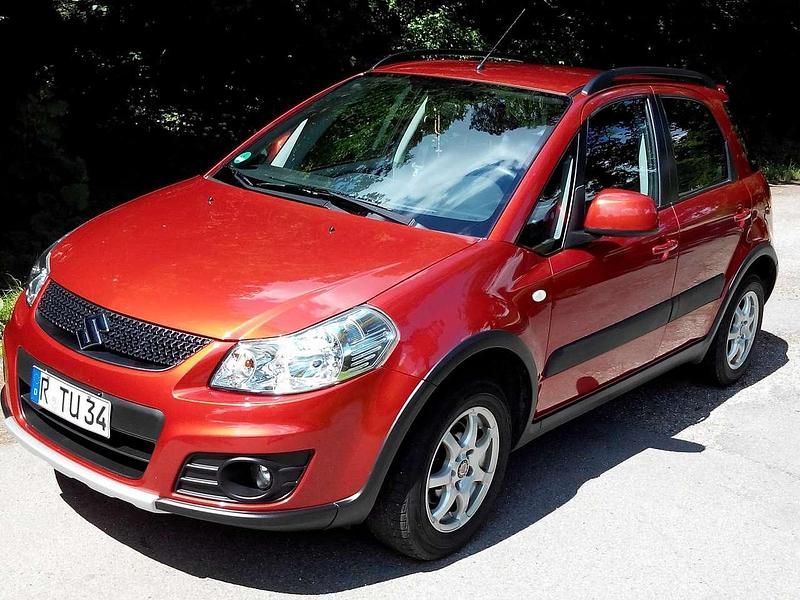 Rot Gebraucht 2010 Suzuki SX4 Club Limousine | 6.500 € (Teuer) - Bild 1/4