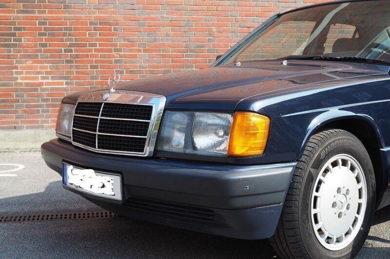 Blau Gebraucht 1990 Mercedes 190 Limousine | 3.999 € - Bild 1/4