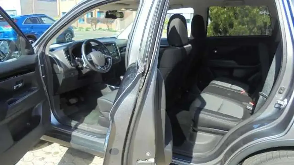 Begagnad Mitsubishi Outlander Active 150 HK (110 kW) 2019 Grå SUV