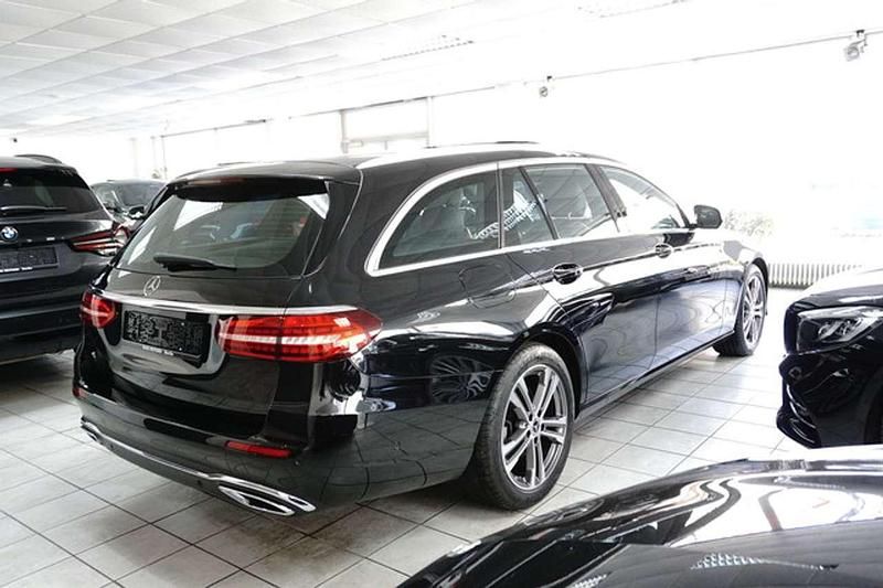 Gebraucht Mercedes E400 Avantgarde 330 PS (242 kW) 2023 Obsidian black Kombi