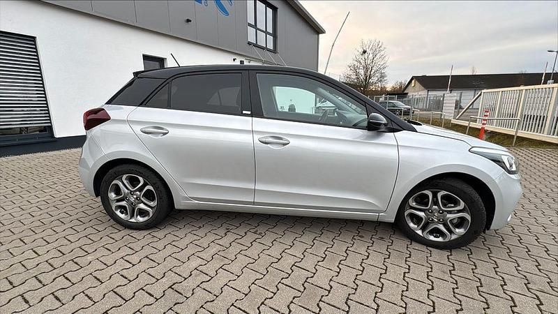Schwarz Gebraucht 2020 Hyundai i20 Advantage Limousine | 13.450 € (Fairer Preis) - Bild 1/4