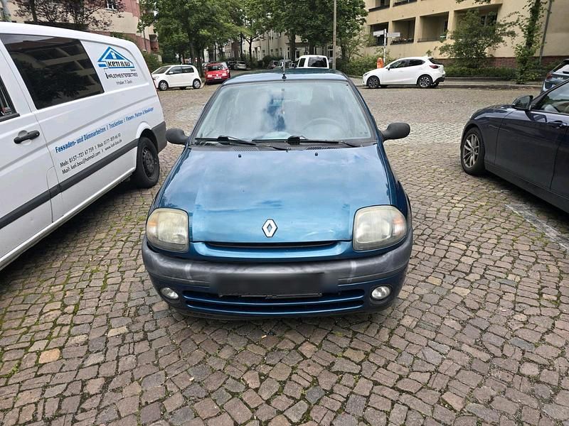 Blau Gebraucht 2000 Renault Clio II Kleinwagen | 650 € (Fairer Preis) - Bild 1/4