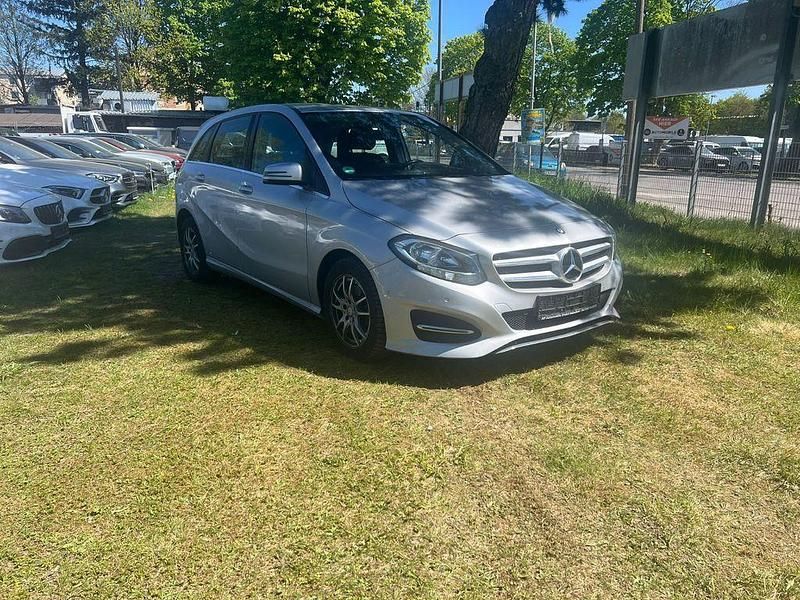 Usata Mercedes B180 122 CV (89 kW) 2017 Argento Monovolume