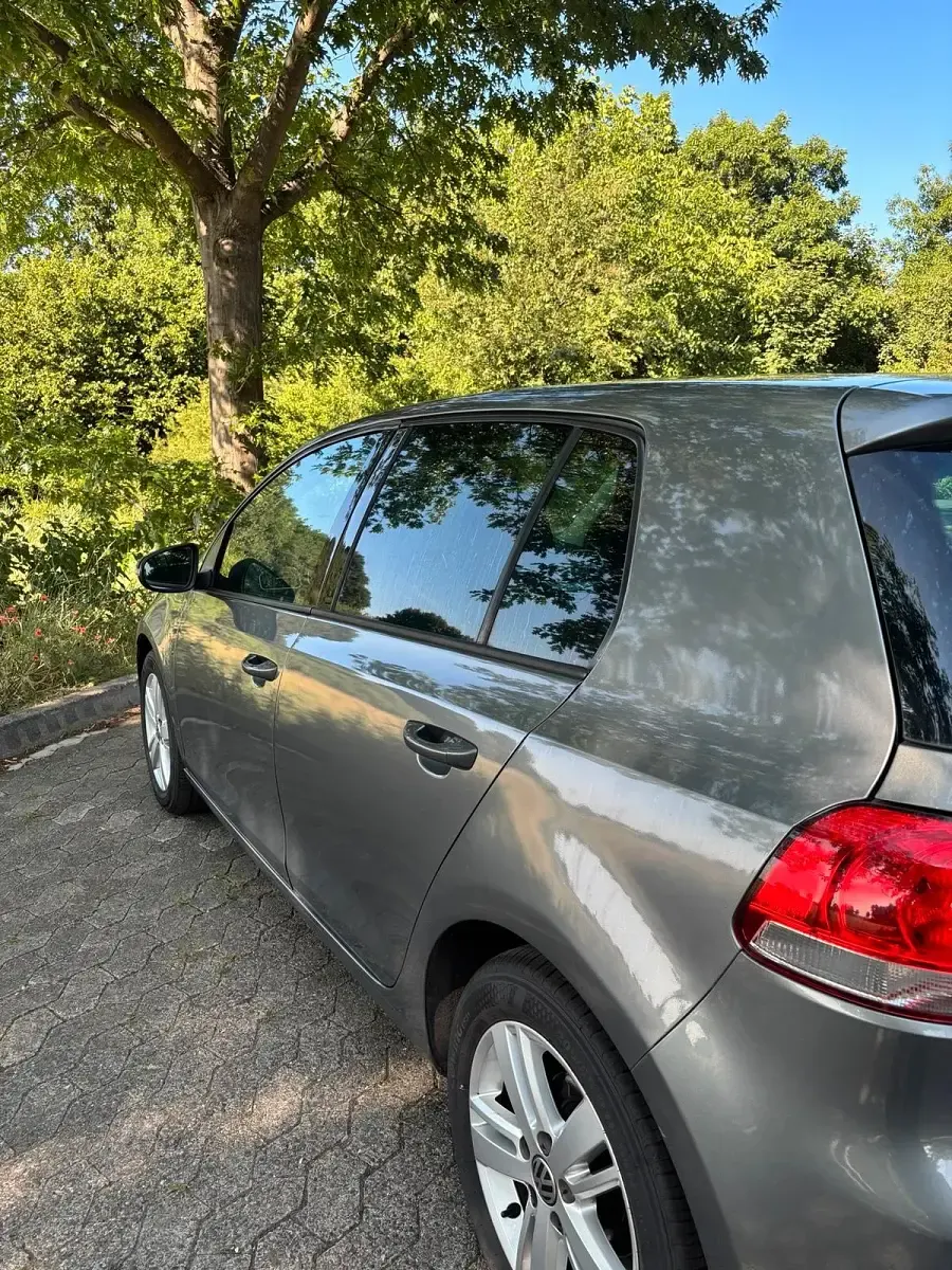 Gebraucht VW Golf VI Match 105 PS (77 kW) 2012 Grau Kleinwagen