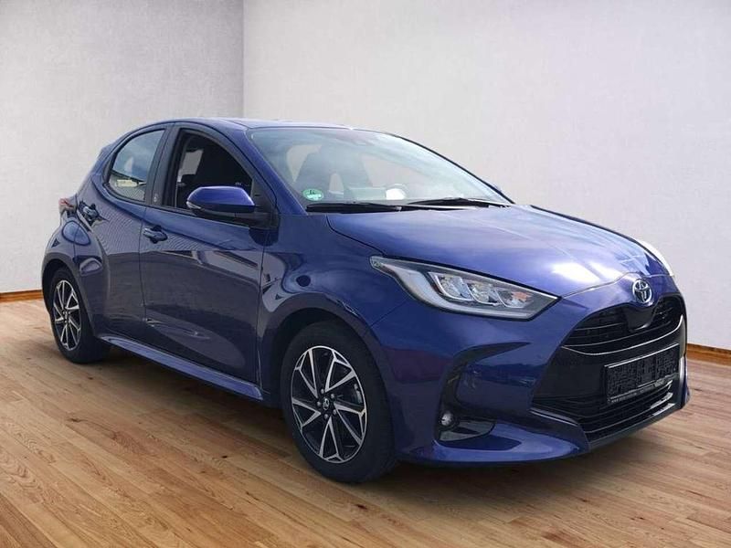 Nachtblau mica metallic Gebraucht 2022 Toyota Yaris Hybrid Team Kleinwagen | 17.900 € (Fairer Preis) - Bild 1/4