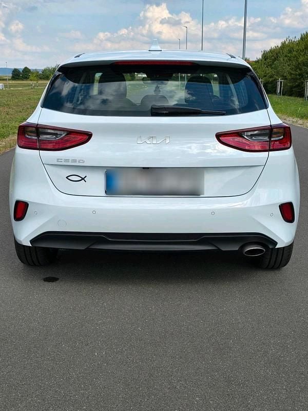 Weiß Gebraucht 2025 Kia Ceed Limousine | 24.400 € (Superpreis) - Bild 1/4