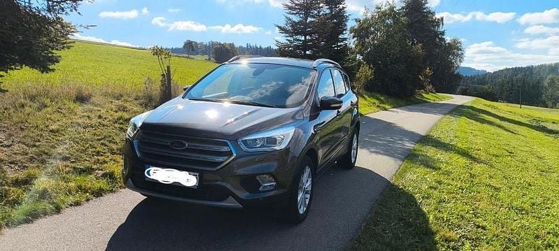 Grau Gebraucht 2018 Ford Kuga Titanium SUV | 13.849 € (Fairer Preis) - Bild 1/4