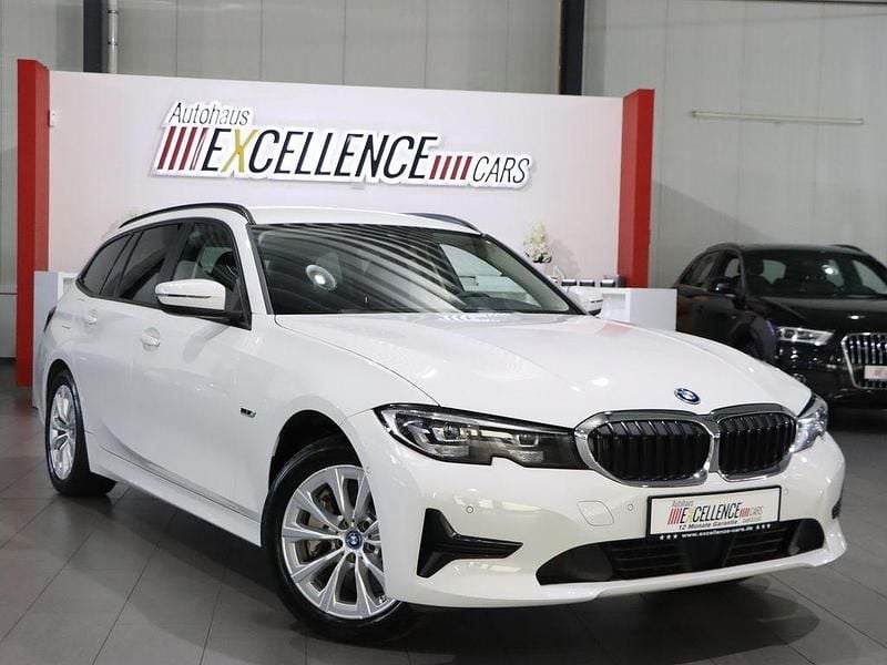 Weiß Gebraucht 2022 BMW 330e Advantage Kombi | 29.993 € (Fairer Preis) - Bild 1/4
