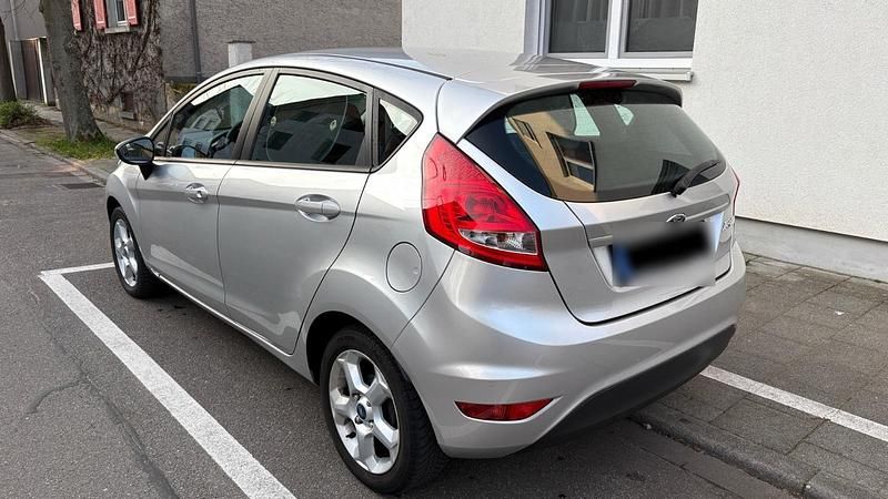 Gebraucht Ford Fiesta 82 PS (60 kW) 2011 Silber Kleinwagen