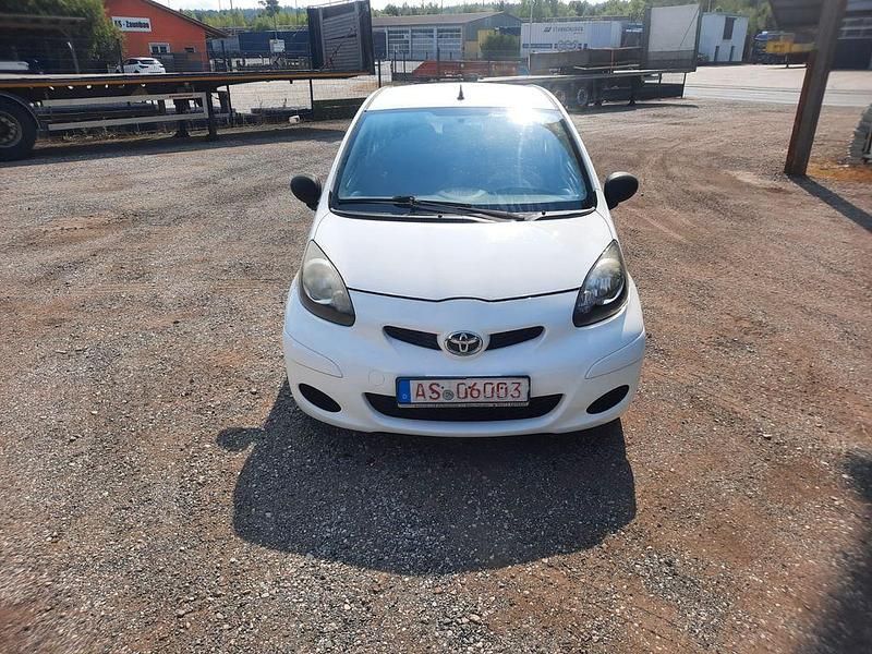 Weiß Gebraucht 2010 Toyota Aygo Kleinwagen | 2.200 € (Fairer Preis) - Bild 1/4