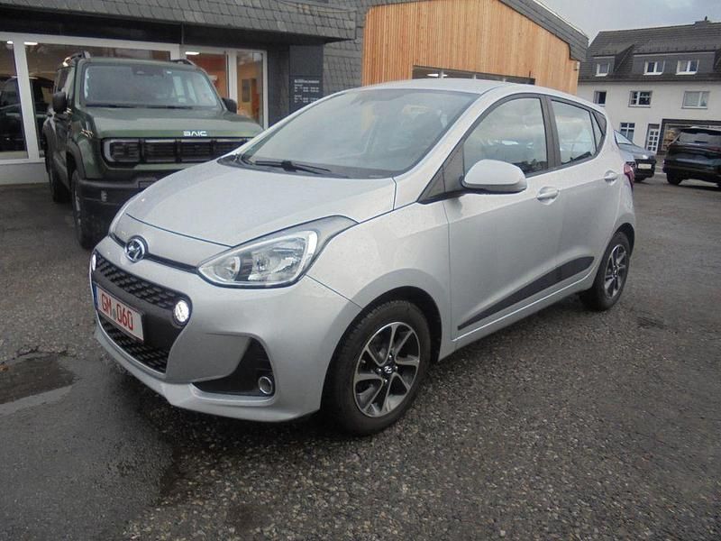 Silber Gebraucht 2016 Hyundai i10 Style Kleinwagen | 12.990 € (Teuer) - Bild 1/4