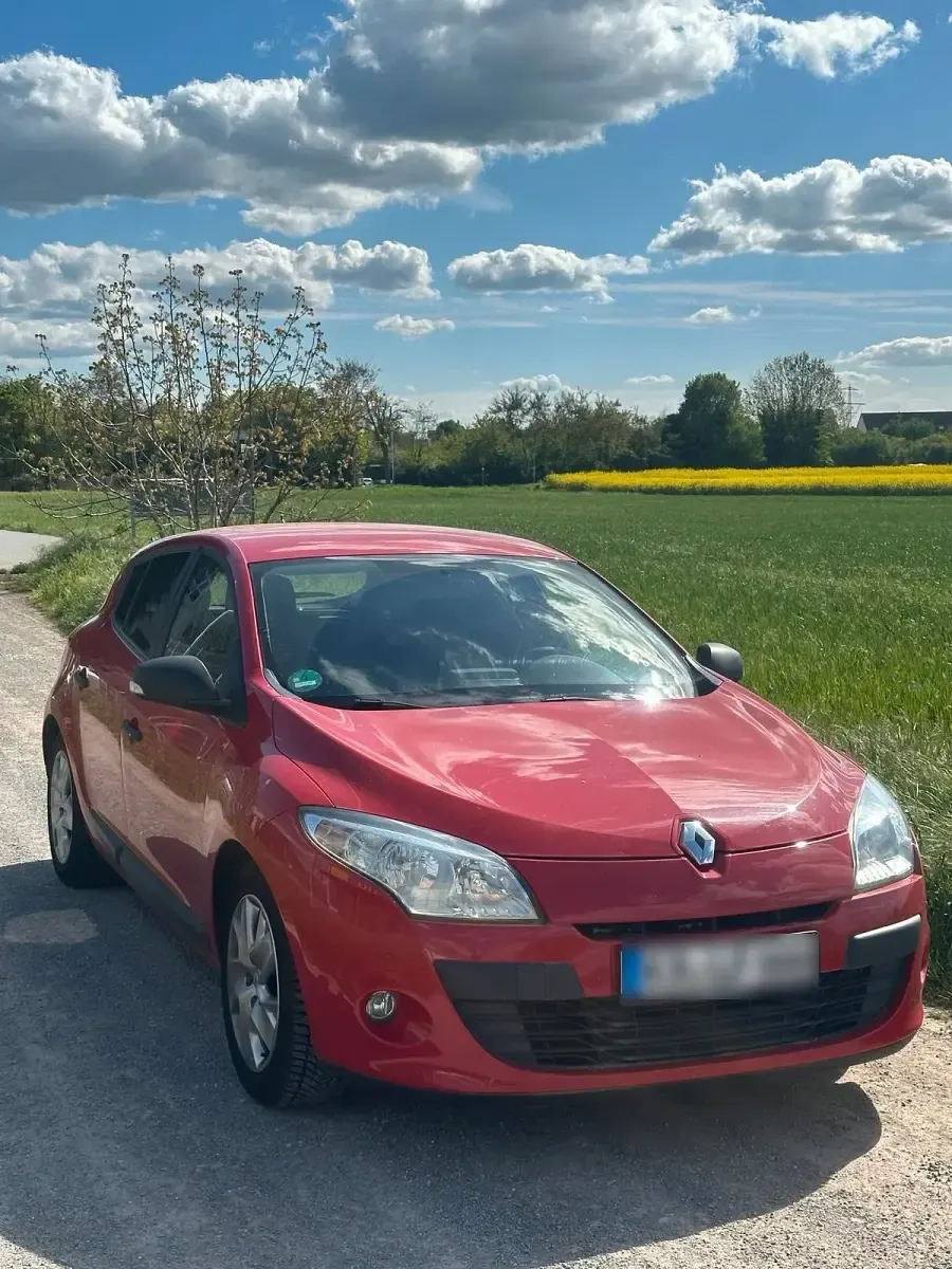 Second-hand Renault Mégane 101 CP (74 kW) 2011 Roșu Berlinǎ