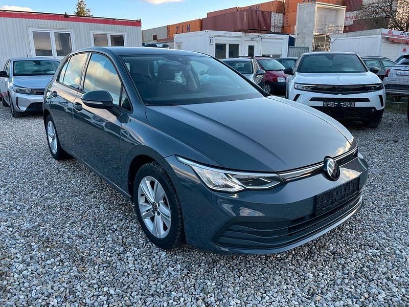 Grau Gebraucht 2023 VW Golf Life Limousine | 20.580 € (Superpreis) - Bild 1/4