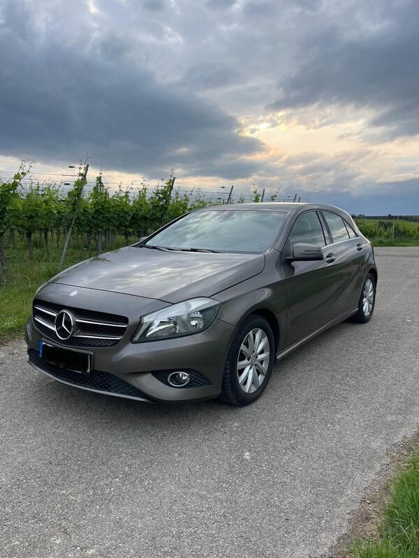 Braun Gebraucht 2013 Mercedes A180 Kleinwagen | 10.350 € (Fairer Preis) - Bild 1/4