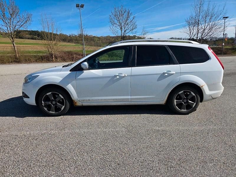 Gebraucht Ford Focus 125 PS (91 kW) 2010 Weiß Kombi