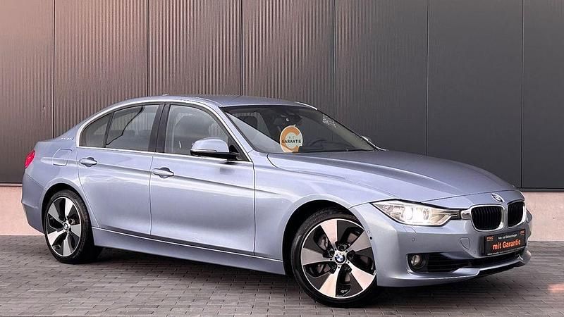 Blau Gebraucht 2013 BMW 335 Sport Line Limousine | 17.999 € (Guter Preis) - Bild 1/4