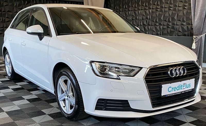Weiß Gebraucht 2020 Audi A3 Sportback Comfort Limousine | 20.490 € (Guter Preis) - Bild 1/3