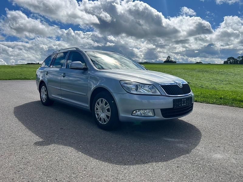 Blau Gebraucht 2010 Skoda Octavia Ambiente Kombi | 4.399 € (Fairer Preis) - Bild 1/4