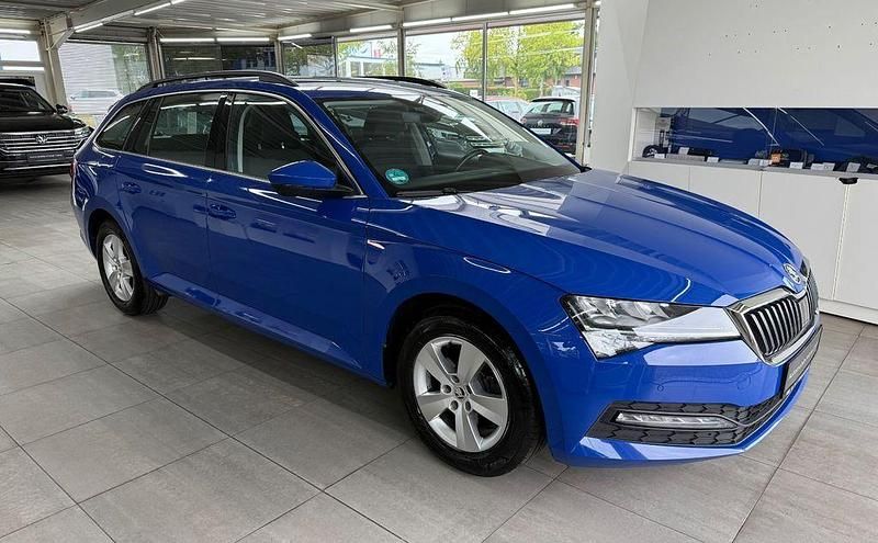 Blau Gebraucht 2022 Skoda Superb Ambition Limousine | 20.490 € (Superpreis) - Bild 1/4