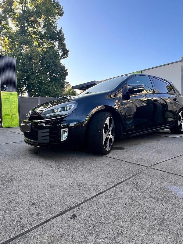 Schwarz Gebraucht 2010 VW Golf VI Kleinwagen | 8.250 € - Bild 1/4