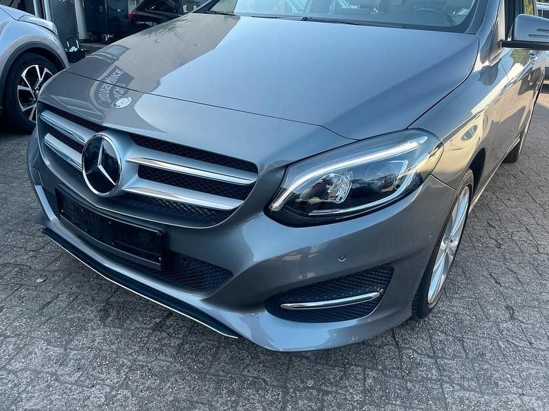 Grau Gebraucht 2015 Mercedes B220 Van / Kleinbus | 17.499 € (Fairer Preis) - Bild 1/4