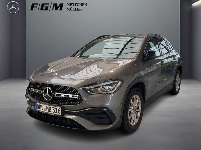 Mountaingrau metallic Gebraucht 2023 Mercedes GLA250 AMG line SUV | 40.690 € (Fairer Preis) - Bild 1/4